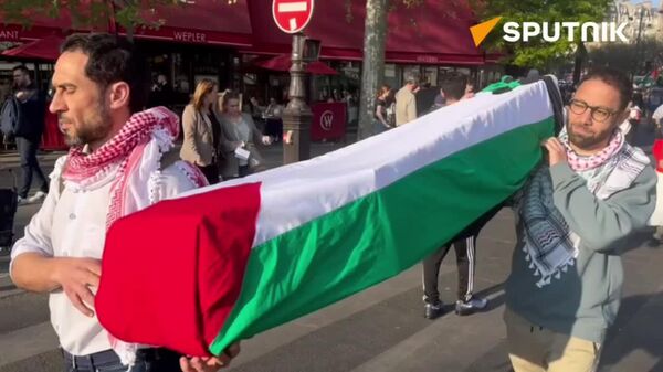 تظاهرات جدید طرفدار فلسطین در پاریس: آشویتس 1945، غزه 2025، غرب مقصر است - اسپوتنیک ایران  