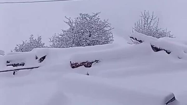 اتفاق غیرعادی برای این فصل از سال؛ بارش برف سنگین در شهر سیواس ترکیه - اسپوتنیک ایران  