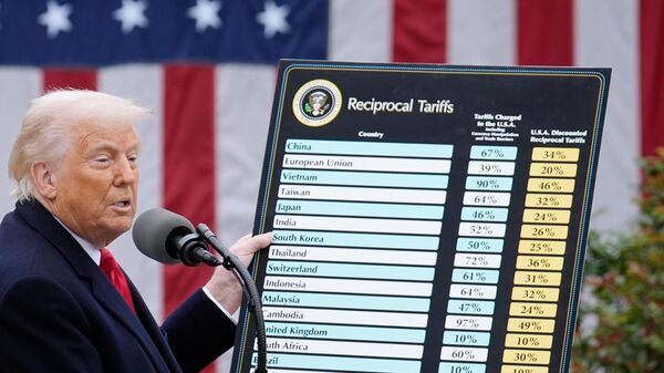 Президент США Дональд Трамп объявил о введении пошлин на продукцию других стран во время пресс-конференции в розовом саду Белого дома в Вашингтоне - اسپوتنیک ایران  