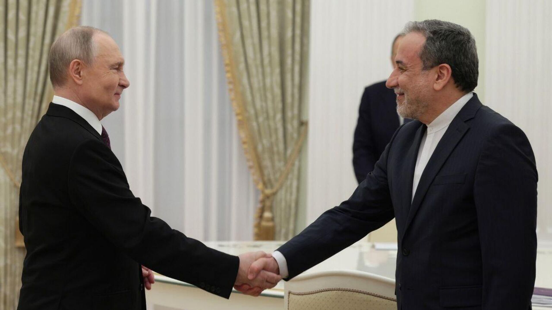 Путин Иран СІМ басшысымен Иранға жасалған соққыларды талқылады