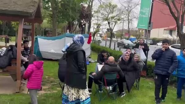 استانبولی ها بخاطر نگرانی از زلزله همچنان در خیابان ها هستند - اسپوتنیک ایران  