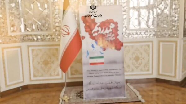 امضای دفتر یادبود قربانیان حادثه انفجار بندر شهید رجائی توسط سفرای خارجی مقیم ایران - اسپوتنیک ایران  