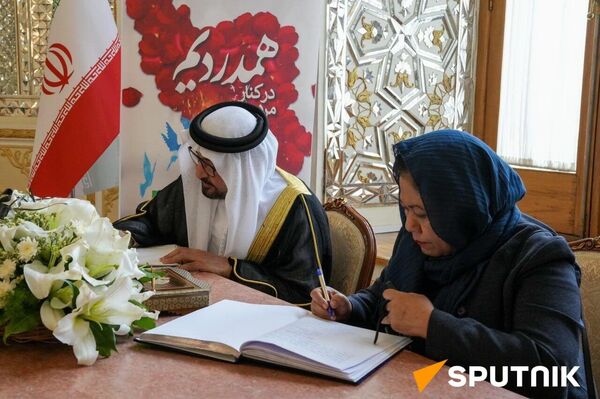 امضای دفتر یادبود قربانیان حادثه انفجار بندر شهید رجائی توسط سفرای خارجی مقیم ایران - اسپوتنیک ایران  
