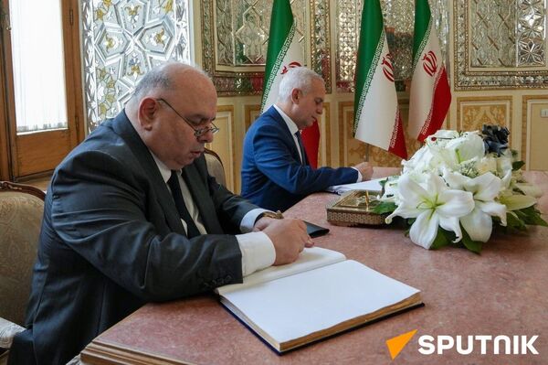 امضای دفتر یادبود قربانیان حادثه انفجار بندر شهید رجائی توسط سفرای خارجی مقیم ایران - اسپوتنیک ایران  