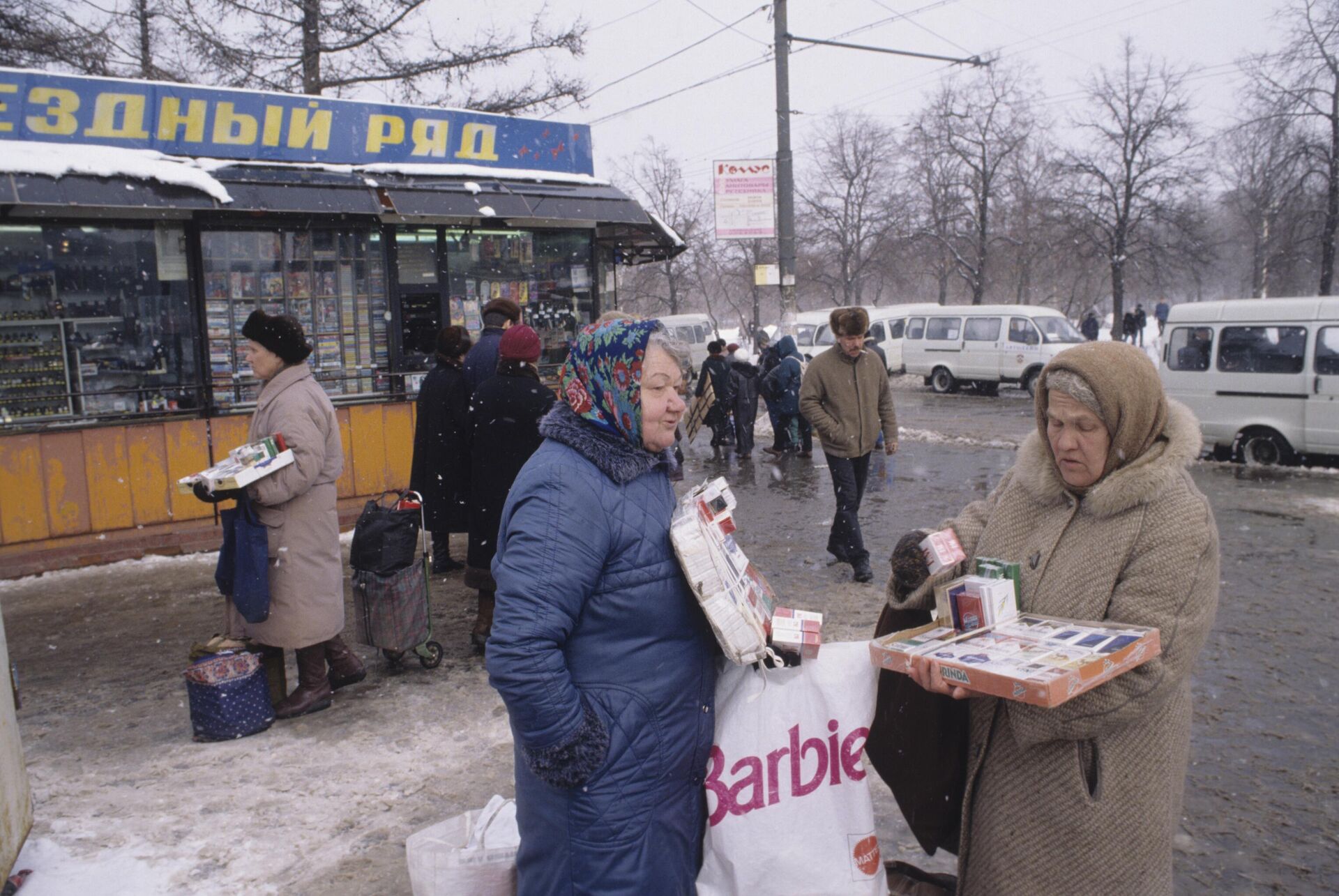 Уличная торговля табачными изделиями на улицах Москвы, 1997 год - اسپوتنیک ایران  , 1920, 07.05.2025