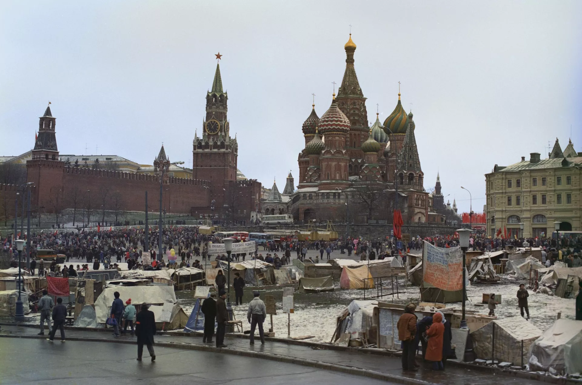 Палаточный городок между Красной площадью и гостиницей Россия.  - اسپوتنیک ایران  , 1920, 07.05.2025