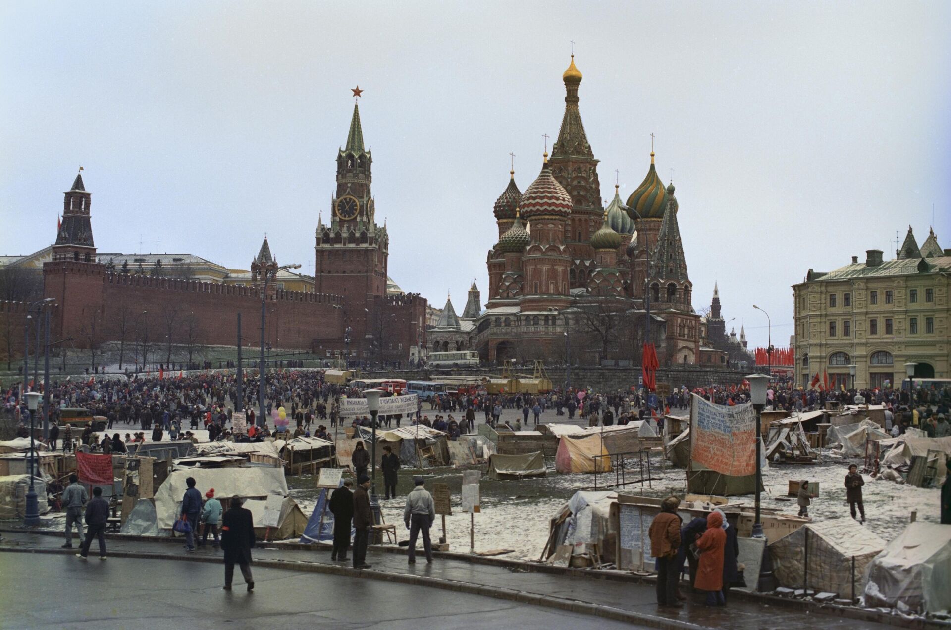 Палаточный городок между Красной площадью и гостиницей Россия.  - اسپوتنیک ایران  , 1920, 07.05.2025