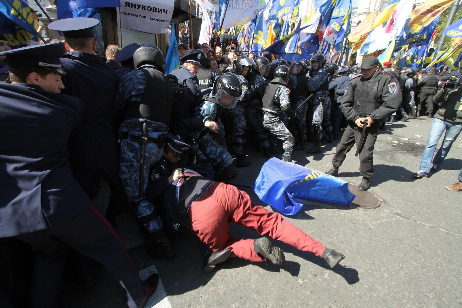 Митинг сторонников и противников соглашения по ЧФ в Киеве, Украина - اسپوتنیک ایران  , 1920, 07.05.2025
