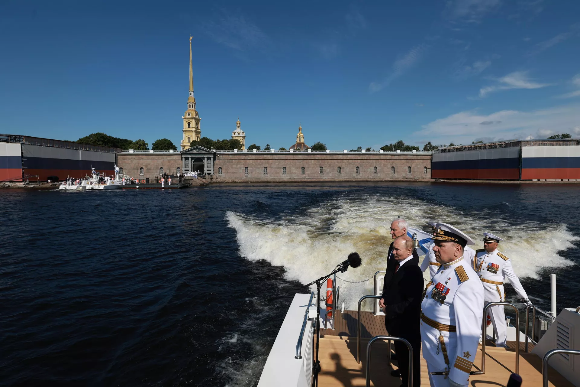 Президент Владимир Путин принял участие в Главном военно-морском параде в Санкт-Петербурге - اسپوتنیک ایران  , 1920, 07.05.2025