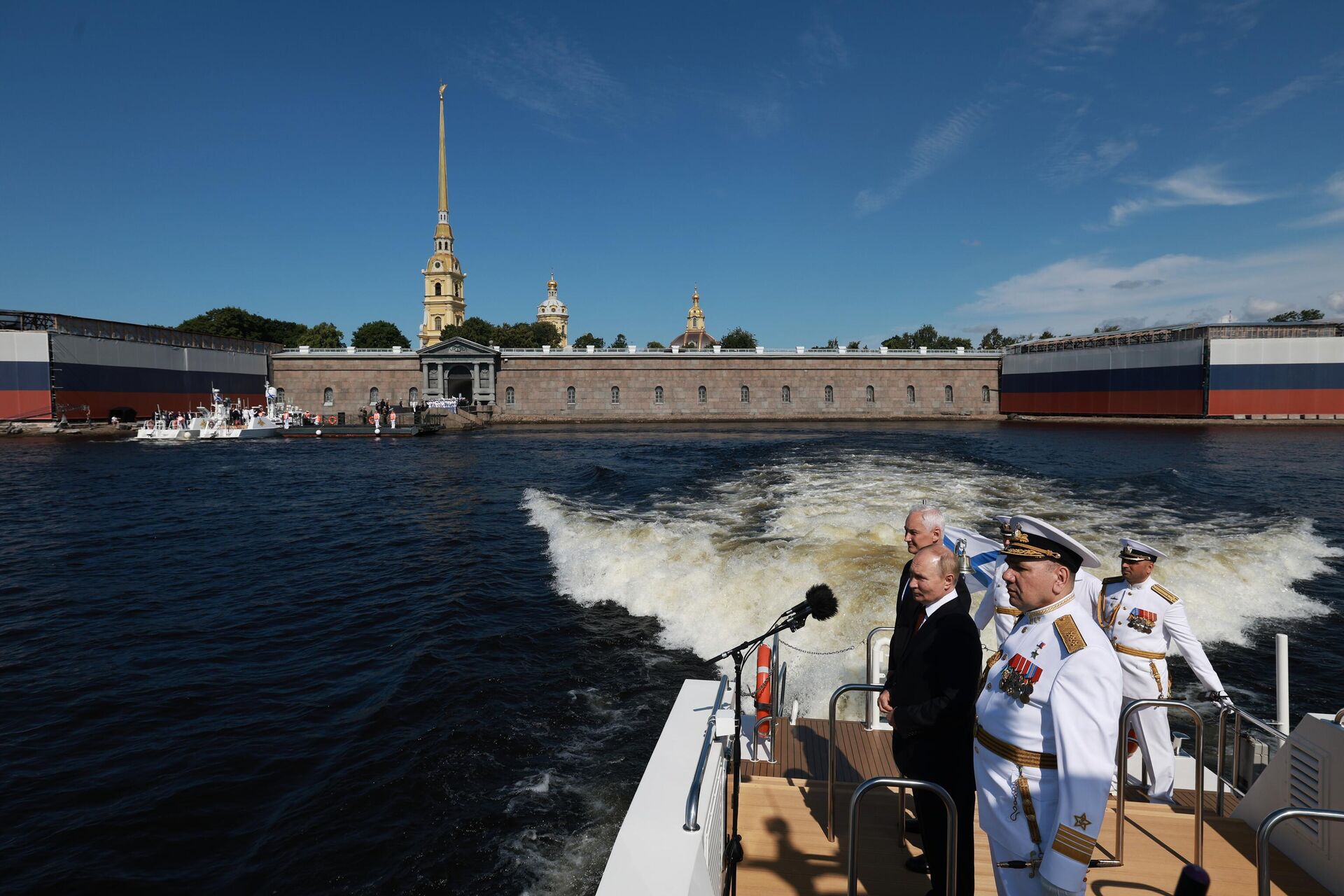 Президент Владимир Путин принял участие в Главном военно-морском параде в Санкт-Петербурге - اسپوتنیک ایران  , 1920, 07.05.2025