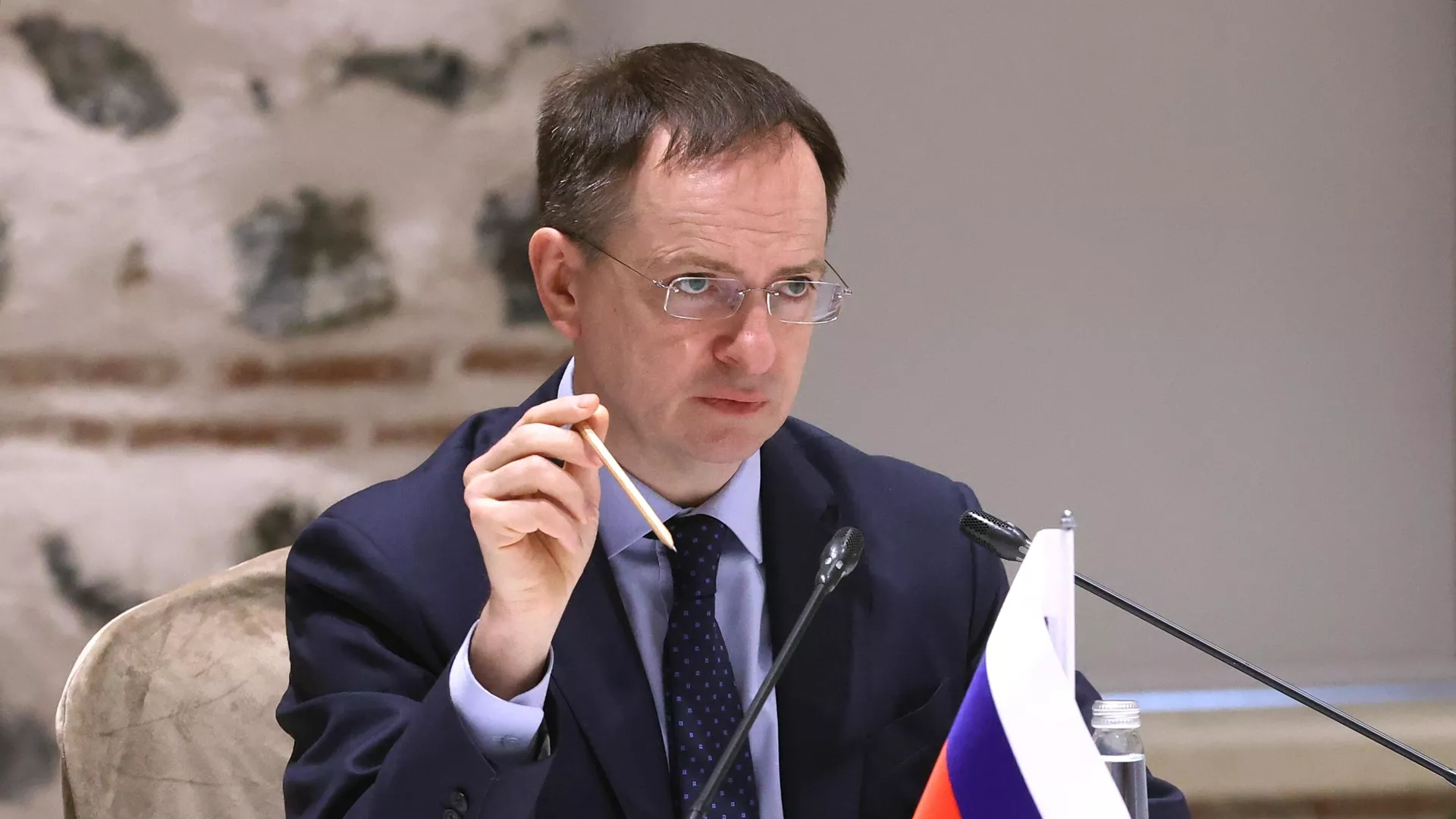 Помощник президента РФ Владимир Мединский во время российско-украинских переговоров в Стамбуле Помощник президента РФ Владимир Мединский во время российско-украинских переговоров в Стамбуле - اسپوتنیک ایران , 1920, 16.05.2025