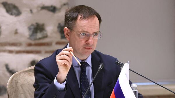 Помощник президента РФ Владимир Мединский во время российско-украинских переговоров в Стамбуле - اسپوتنیک ایران  