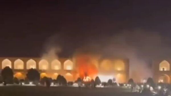 در شبکه های اجتماعی تصاویری از آتش گرفتن یک درخت در میدان نقش جهان اصفهان منتشر شده است که تا کنون هیچ مقام رسمی در این خصوص اظهار نظری نکرده است - اسپوتنیک ایران  