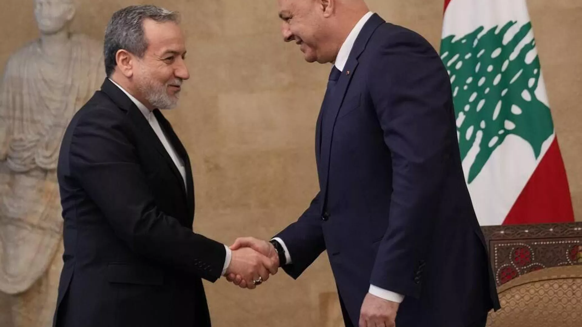جوزف عون، رئیس جمهور لبنان، با عباس عراقچی، وزیر امور خارجه ایران، در بیروت دیدار و گفتگو کرد