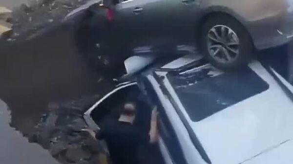 ریزش ناگهانی چاده در چین - اسپوتنیک ایران  