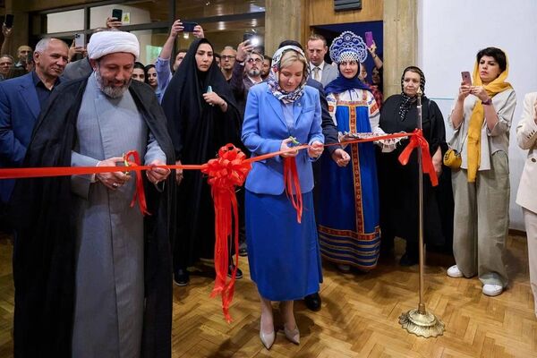 تصاویری از سفر اولگا لوبیمووا، وزیر فرهنگ روسیه به ایران برای بازدید کاری تصاویری از سفر اولگا لوبیمووا، وزیر فرهنگ روسیه به ایران برای بازدید کاری - اسپوتنیک ایران