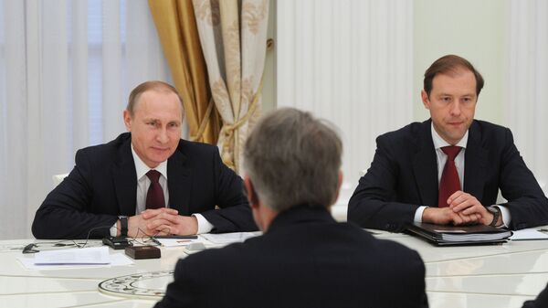 Президент России Владимир Путин и министр промышленности и торговли РФ Денис Мантуров во время встречи в Кремле - اسپوتنیک ایران  
