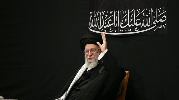 تصاویر ورود و حضور رهبر ایران در حسینیه امام خمینی در مراسم عزاداری شب عاشورای حسینی - اسپوتنیک ایران  