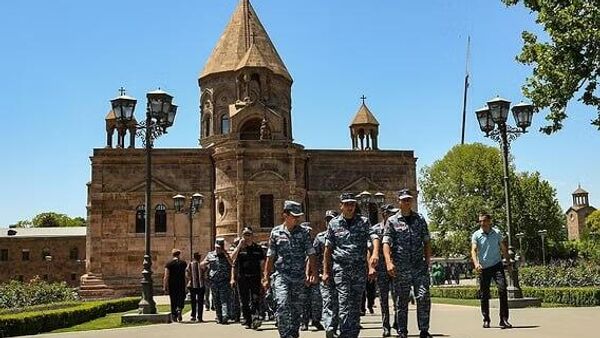 سرکوب کلیسا توسط پاشینیان آینده ارمنستان را به خطر می‌اندازد و باعث شکاف اجتماعی می‌شود - اسپوتنیک ایران  