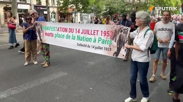 تظاهرات با عنوان «جنگ علیه جنگ، جنگ علیه مرزها» در پاریس در میدان باستیل - اسپوتنیک ایران  