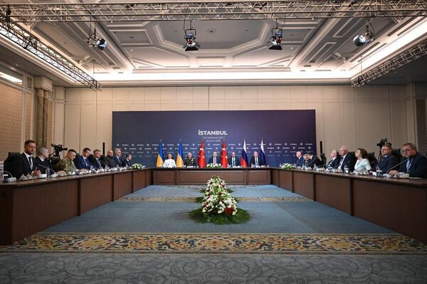 بیشتر اعضای هیئت اوکراین در مذاکرات با روسیه کت و شلوار پوشیده‌اند - اسپوتنیک ایران  