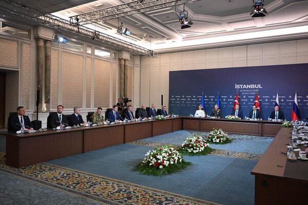 بیشتر اعضای هیئت اوکراین در مذاکرات با روسیه کت و شلوار پوشیده‌اند - اسپوتنیک ایران  