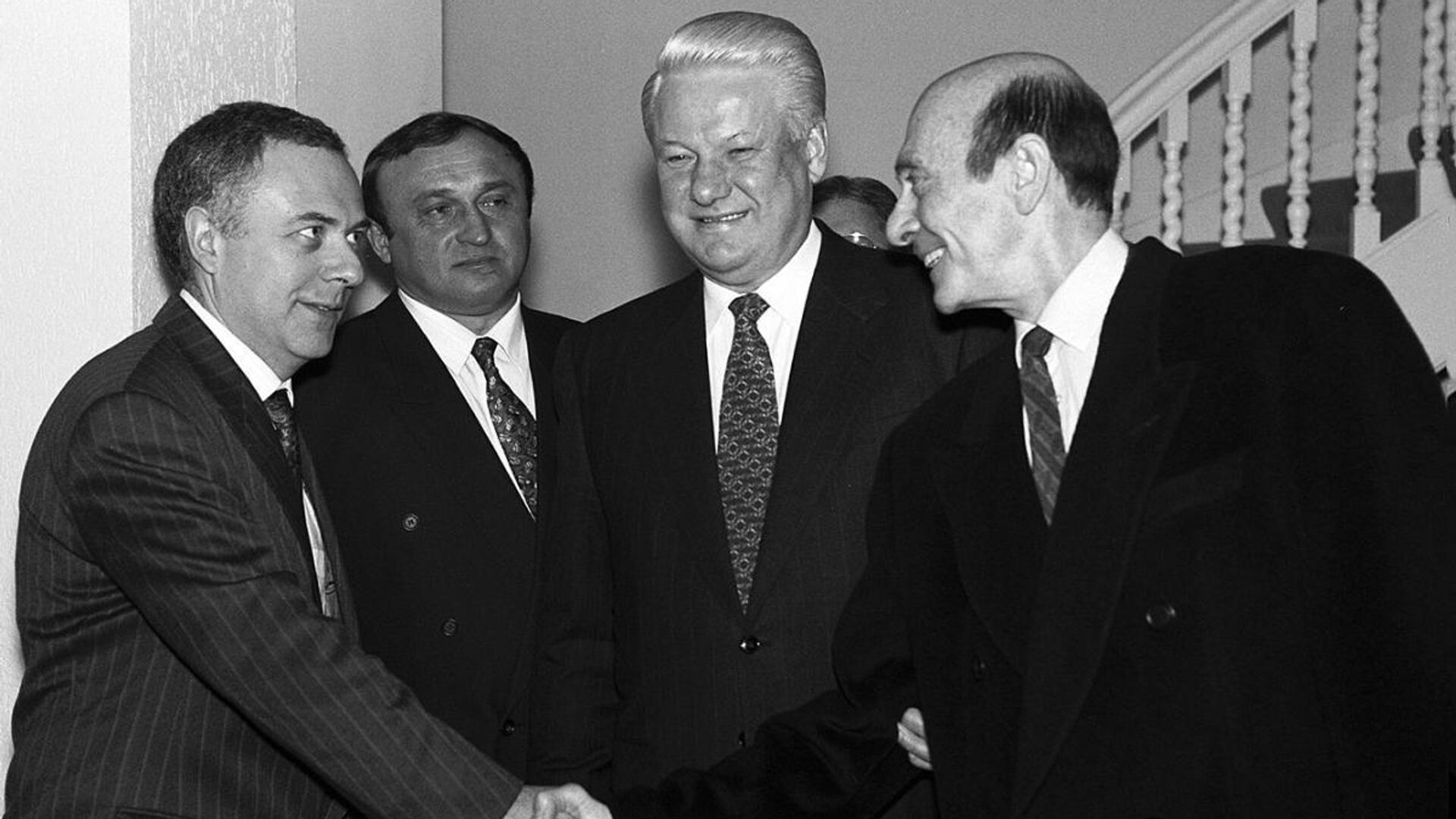 Meeting between NATO Secretary General Manfred Woerner and Russian President Boris Yeltsin at the Chateau du Stuyvenbergh, December 9, 1993. From left, Russian Foreign Minister Andrey Kozyrev, Russian Defense Minister Pavel Grachev, Yeltsin, and Woerner. Meeting between NATO Secretary General Manfred Woerner and Russian President Boris Yeltsin at the Chateau du Stuyvenbergh, December 9, 1993. From left, Russian Foreign Minister Andrey Kozyrev, Russian Defense Minister Pavel Grachev, Yeltsin, and Woerner. - اسپوتنیک ایران , 1920, 30.07.2025