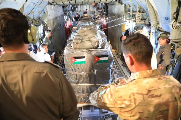 ارتشهای اردن و امارات دو محموله کمکهای بشردوستانه را از طریق هوا به نوار غزه ارسال کردند ارتشهای اردن و امارات دو محموله کمکهای بشردوستانه را از طریق هوا به نوار غزه ارسال کردند - اسپوتنیک ایران