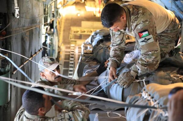 ارتشهای اردن و امارات دو محموله کمکهای بشردوستانه را از طریق هوا به نوار غزه ارسال کردند ارتشهای اردن و امارات دو محموله کمکهای بشردوستانه را از طریق هوا به نوار غزه ارسال کردند - اسپوتنیک ایران