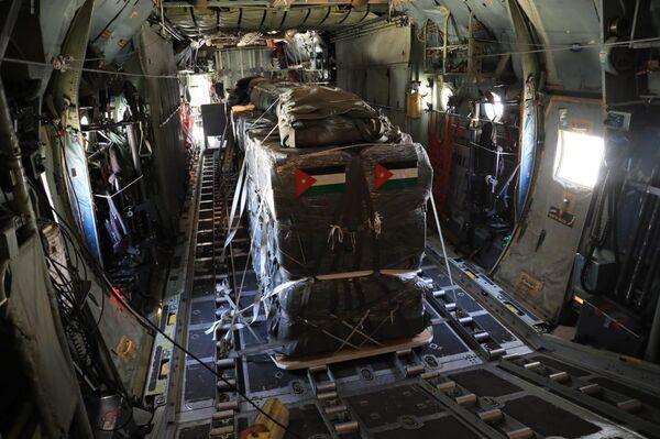 ارتشهای اردن و امارات دو محموله کمکهای بشردوستانه را از طریق هوا به نوار غزه ارسال کردند ارتشهای اردن و امارات دو محموله کمکهای بشردوستانه را از طریق هوا به نوار غزه ارسال کردند - اسپوتنیک ایران