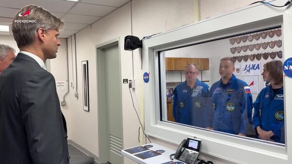 دیدار مدیر عامل شرکت دولتی فضایی روس کاسموس روسیه با اکیپ فضاپیمای کرو دراگون - اسپوتنیک ایران  