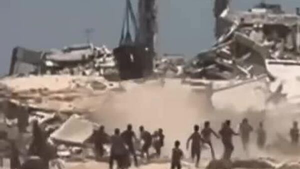 لحظه سقوط بسته کمک‌های بشردوستانه بر سر چند نفر در نوار غزه - اسپوتنیک ایران  