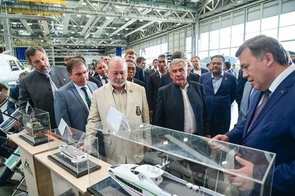 بازدید سلطان ابراهیم، حاکم عالی مالزی از کارخانه بالگردسازی کازان بازدید سلطان ابراهیم، حاکم عالی مالزی از کارخانه بالگردسازی کازان - اسپوتنیک ایران
