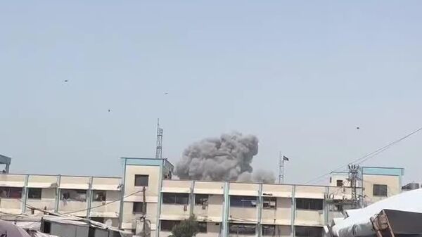 حملات هوایی اسرائیل به نزدیکی مجتمع پزشکی ناصر در شهر خان یونس در جنوب نوار غزه - اسپوتنیک ایران  