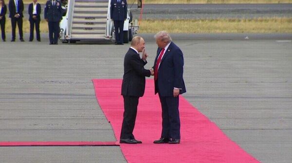 پوتین و ترامپ در دیدارشان در آلاسکا دو بار با هم دست دادند که این دست دادن 15 ثانیه طول کشید - اسپوتنیک ایران  