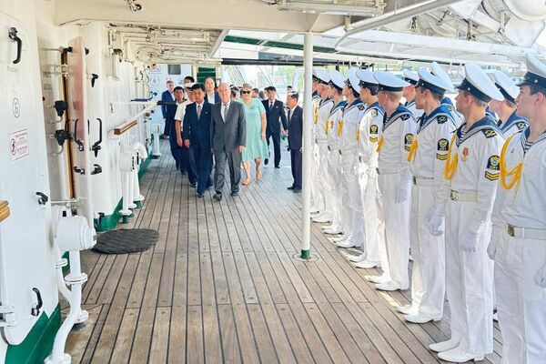 کشتی پالادای روسیه به مناسبت سالگرد آزادی در کره شمالی پهلو گرفت کشتی پالادای روسیه به مناسبت سالگرد آزادی در کره شمالی پهلو گرفت - اسپوتنیک ایران