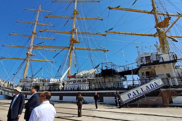 کشتی پالادای روسیه به مناسبت سالگرد آزادی در کره شمالی پهلو گرفت کشتی پالادای روسیه به مناسبت سالگرد آزادی در کره شمالی پهلو گرفت - اسپوتنیک ایران