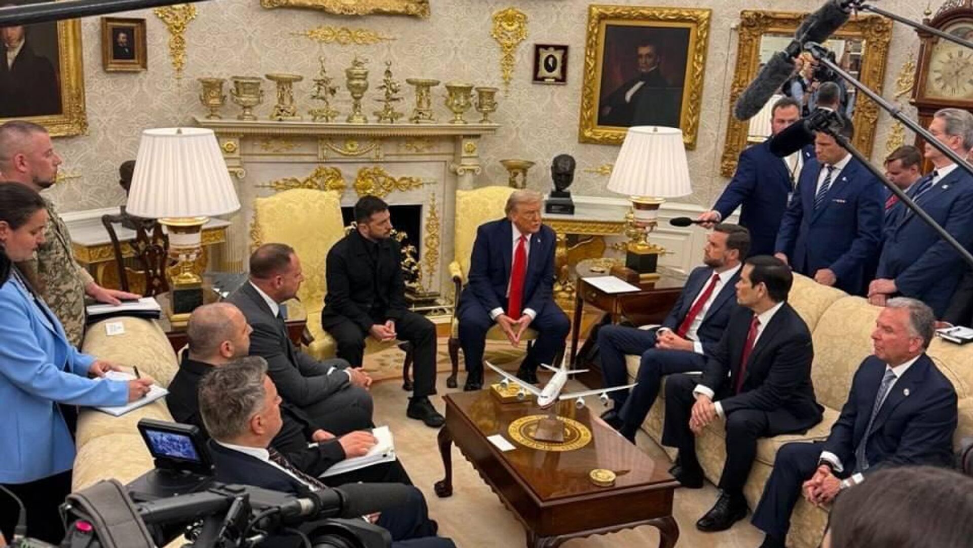 پس از پایان گفتگوی ترامپ و زلنسکی، از خبرنگاران خواسته شد که محل را ترک کنند، مشخص نیست که آیا این جلسه پشت درهای بسته ادامه خواهد یافت یا خیر پس از پایان گفتگوی ترامپ و زلنسکی، از خبرنگاران خواسته شد که محل را ترک کنند، مشخص نیست که آیا این جلسه پشت درهای بسته ادامه خواهد یافت یا خیر - اسپوتنیک ایران , 1920, 18.08.2025