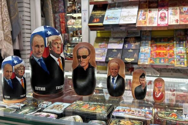 بازتاب دیدار پوتین و ترامپ در فروشگاه های سوغاتی مسکو - اسپوتنیک ایران  