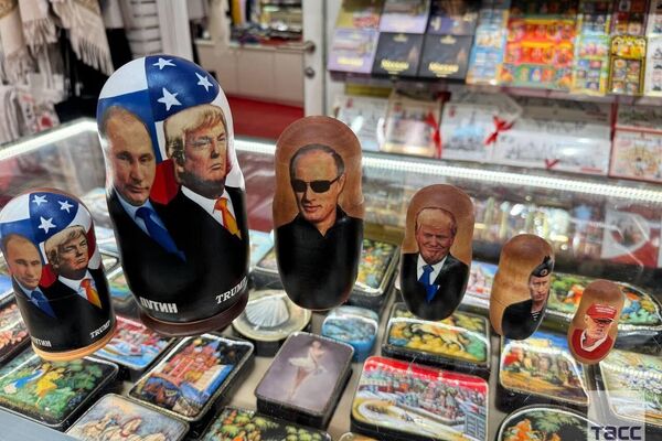 بازتاب دیدار پوتین و ترامپ در فروشگاه های سوغاتی مسکو - اسپوتنیک ایران  