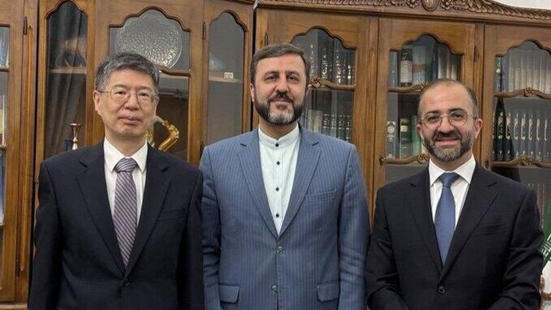 تاکید ایران، چین و روسیه بر پایان یافتن قطعنامه 2231 در موعد مقرر تاکید ایران، چین و روسیه بر پایان یافتن قطعنامه 2231 در موعد مقرر - اسپوتنیک ایران , 1920, 19.08.2025