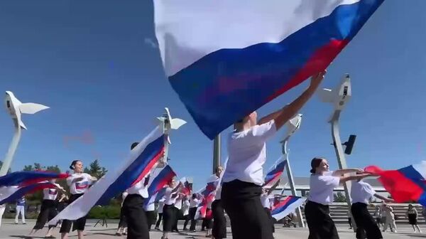 پرچم روسیه با مساحتی بالغ بر 2000 متر مربع در مرکز ماریوپول برافراشته شد - اسپوتنیک ایران  