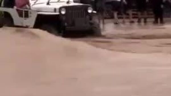 مقاومت جیپ راننده هندی در برابر سیل خروشان - اسپوتنیک ایران  