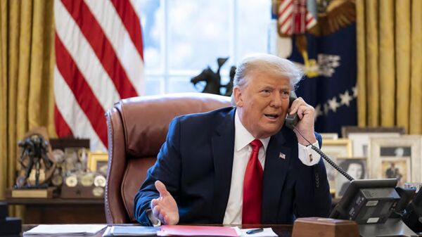 Президент США Дональд Трамп разговаривает по телефону в Овальном кабинете Белого дома - اسپوتنیک ایران  