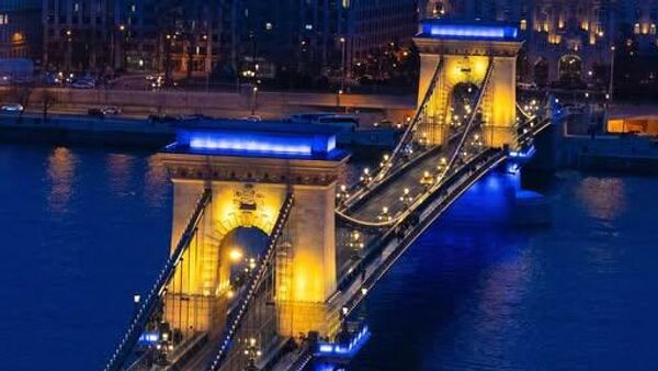انتقاد وزیر خارجه مجارستان از روشن شدن پلی در مرکز بوداپست به رنگ های پرچم اوکراین - اسپوتنیک ایران  