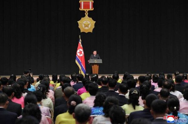 رهبر کره شمالی با خانواده‌های سربازان کشته شده در عملیات‌های خارج از کشور دیدار کرد - اسپوتنیک ایران  