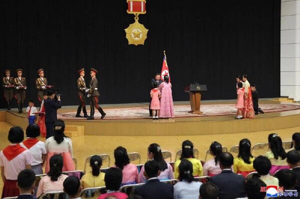 رهبر کره شمالی با خانواده‌های سربازان کشته شده در عملیات‌های خارج از کشور دیدار کرد - اسپوتنیک ایران  