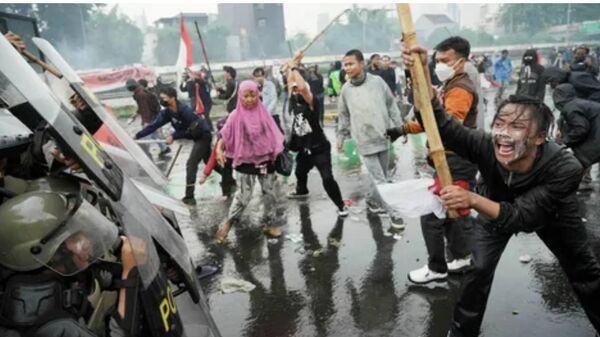 غرب سناریوهای مشابه در آفریقا، آسیا، اروپای شرقی را در «اعتراضات در اندونزی» تکرار می کند - اسپوتنیک ایران  
