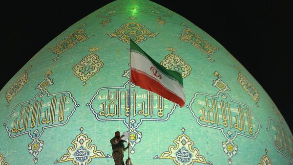 برافراشته شدن پرچم ملی در مهمترین مقدس ترین مسجد ایران - اسپوتنیک ایران  