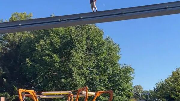 نجات کودکی که به ارتفاع 6 متری در یک شهربازی در‌ آمریکا صعود کرده بود - اسپوتنیک ایران  